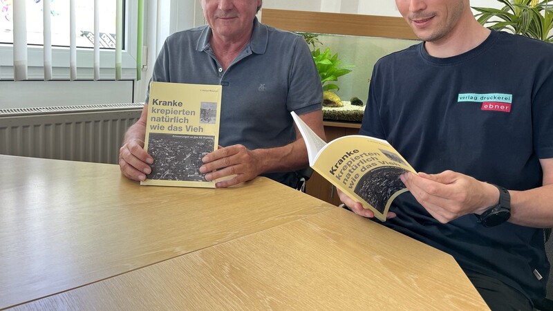Heinz und Christian Ebner (v.l.) haben das Buch "Kranke krepierten natürlich wie das Vieh - Erinnerungen an das KZ Plattling" digitalisiert und neu gedruckt.