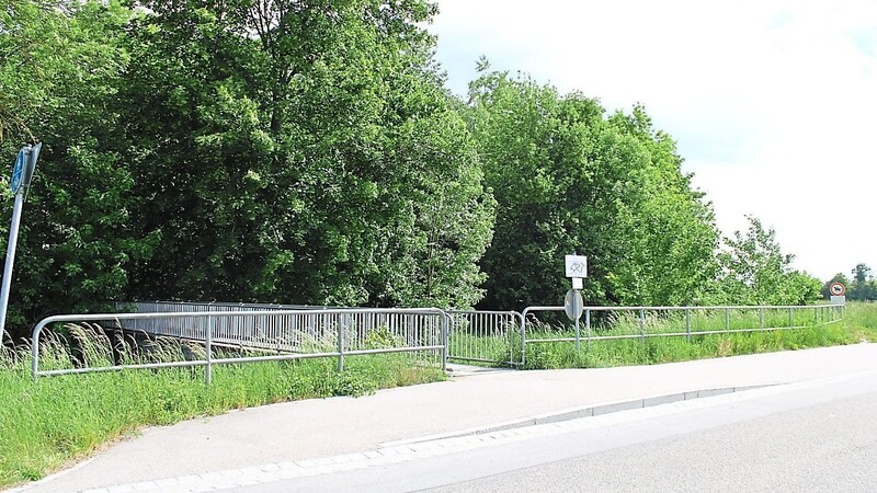 Die schmale Fußgängerbrücke an der Kupfersteinstraße wird bald durch eine Geh- und Radwegbrücke über den Sichergraben ein paar Meter oberhalb ersetzt.