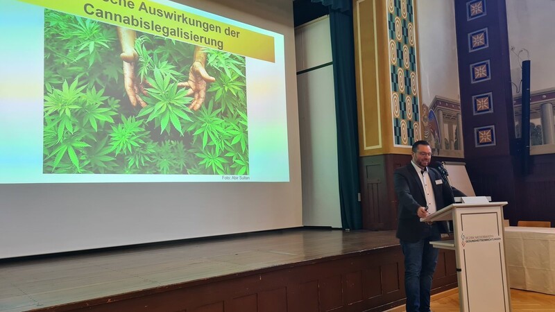 Florian Hien referierte über seine Sicht der praktischen Auswirkungen der Cannabislegalisierung.