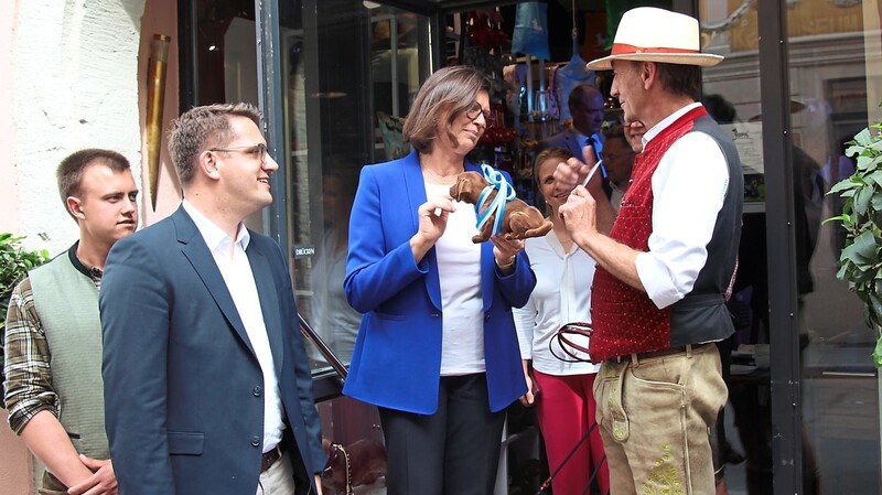 Ilse Aigner bekam von Seppi Küblbeck (rechts) einen Wackeldackel geschenkt. Links im Bild der Europaabgeordnete Christian Doleschal.