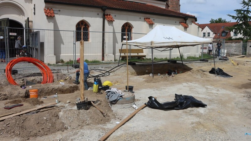 Direkt am Kastulusmünster wurden Skelette gefunden. Die Archäologen sind vor Ort.
