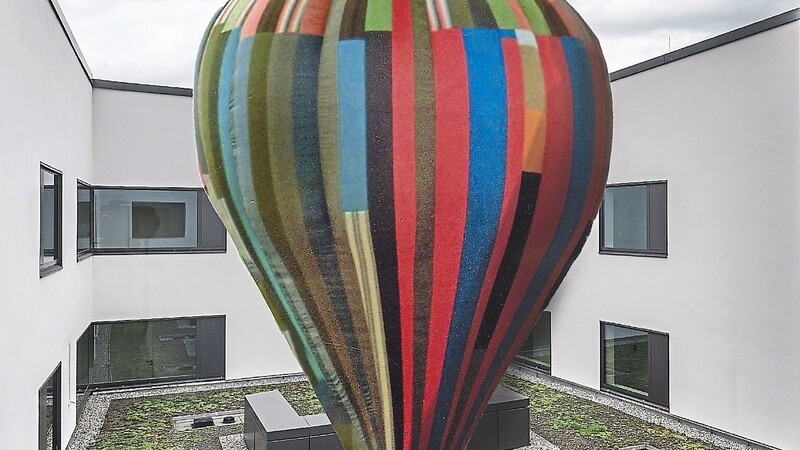 Bei der Kunstinstallation "Up!" soll der Ballon im Innenhof der Bavariathek verankert werden. Bei besonderen Anlässen schwebt er bis zu 30 Meter über dem Boden und nimmt Luftbilder für eine Collage auf.