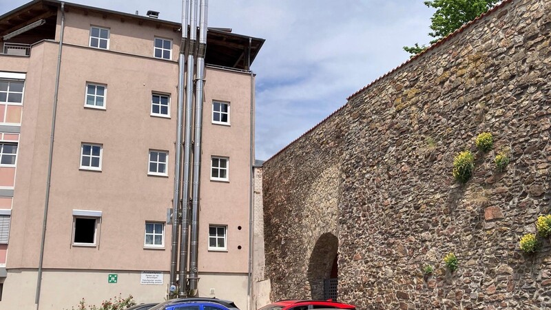An die oberen drei Stockwerke des Hotels sollen zwei Gästezimmer und die erweiterte Eigentümerwohnung anschließen und würden damit einen Teil der historischen Stadtmauer aus dem 13. Jahrhundert überragen. Im weiteren Verlauf bleibt die Stadtmauer unbebaut.