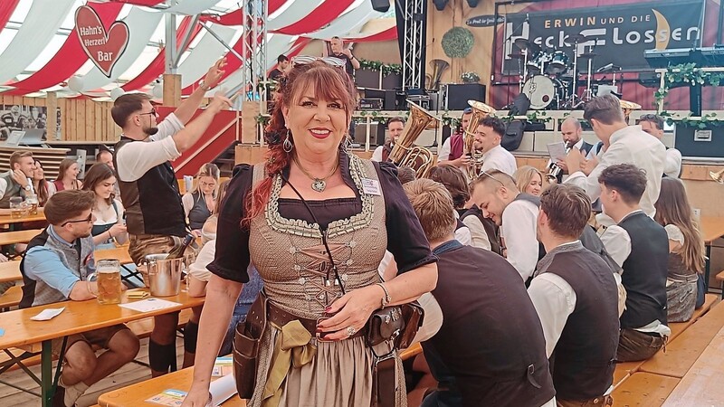 Festzelt, Blasmusik, gut gelaunte Gäste: Tanja Göbel (55) ist in ihrem Element.
