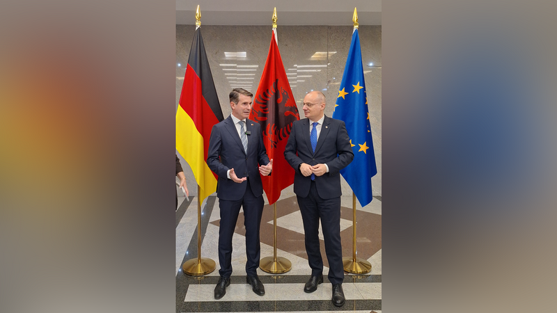 Bayerns Europaminister Eric Beißwenger (l.) und der albanische Außenminister Igli Hasani unterhalten sich über die politische und wirtschaftliche Zusammenarbeit.