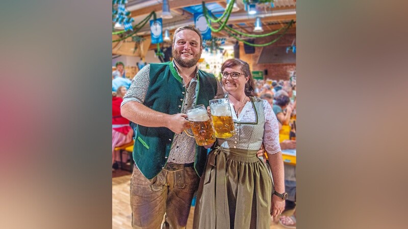 Festwirt Stefan Anthofer mit seiner Lebensgefährtin Kristin Krüger freuen sich auf das Hopfenfest Mainburg.