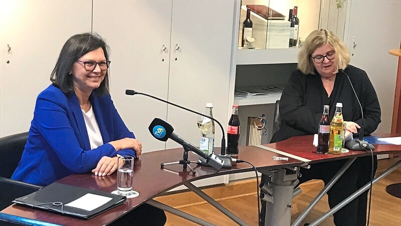 Ilse Aigner im Presseclub mit Moderatorin Christine Schröpf.