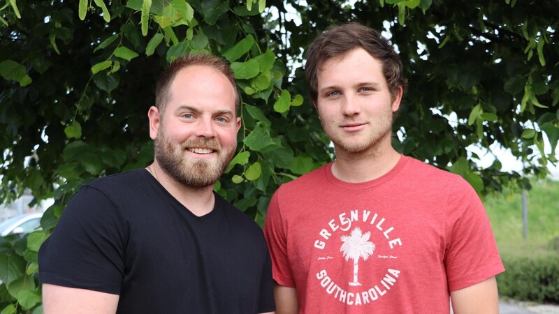 Tobias Aiwanger (links) und Jakob Dummer richten zum ersten Mal als neue Vorsitzende das Käfertreffen aus.