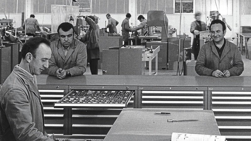 Mitarbeiter 1970 bei der Werkzeugausgabe.