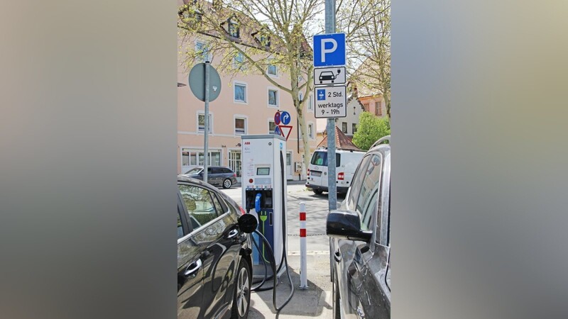 Parken und Tanken nur für Elektroautos: die regelmäßig benutzte E-Ladesäule der Stadtwerke am Viktualienmarkt (links) und die kaum frequentierte am Gscheiderbrückl.