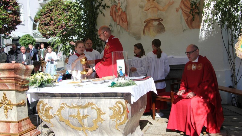 Stadtpfarrer Thomas Winderl feiert die Eucharistie