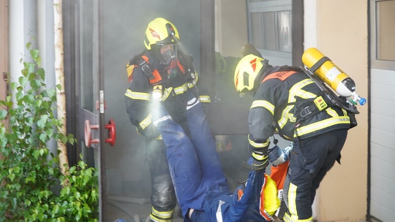 Ein Betroffener wird aus dem Gebäude gerettet.