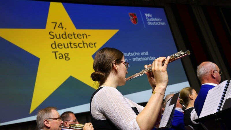 Eine Musikkapelle spielt beim 74. Sudetendeutschen Tag in Augsburg.