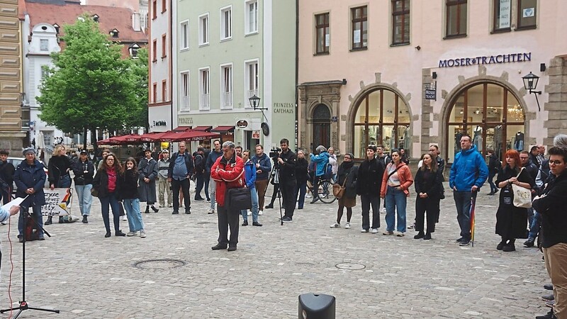Rund 80 Teilnehmende kamen zum Protesttag gegen LSBTIQA-Feindlichkeit auf den Rathausplatz.