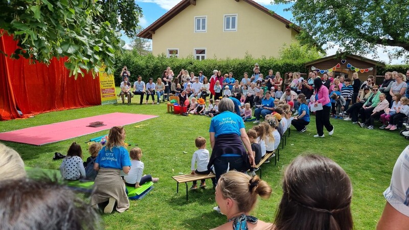 Gespannt warteten die kleinen Artistinnen und Artisten der ersten Gruppe im Beisein zahlreicher Zuschauer und gut betreut von den Mitarbeiterinnen des Kindergartens auf ihren Auftritt.