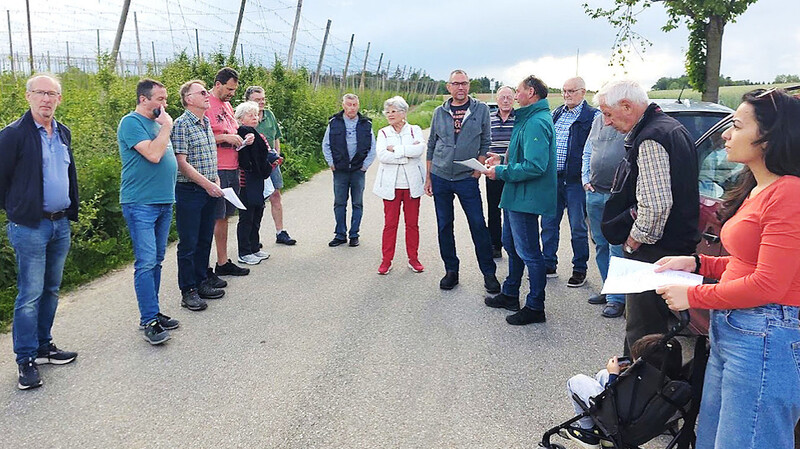 Etwa zwei Dutzend Teilnehmer einer von der ÖDP angebotenen Begehung machten sich auf den Weg zum geplanten Gewerbegebiet bei Wambach, das die Partei allein schon aus ökologischen Gründen ablehnt.