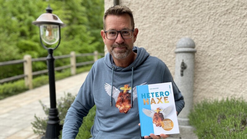 Uwe Krauser mit seinem neuen Kochbuch "Hetero-Haxe".