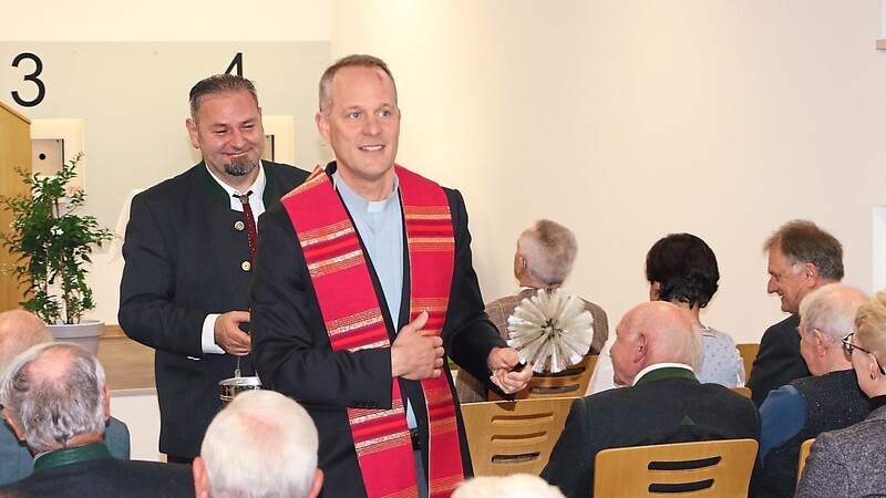 Pfarrer Dirk Rolland weiht den neuen Schießstand, begleitet von Schützenmeister Nils Schaloske.