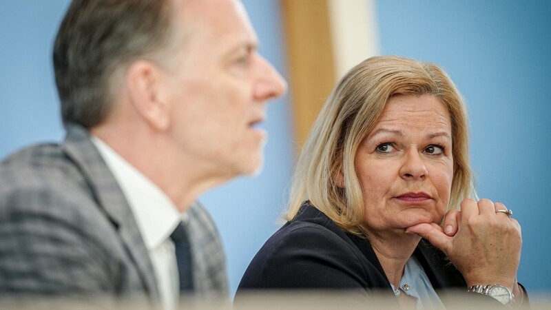 Nancy Faeser (SPD), Bundesministerin für Inneres und Heimat, und Holger Münch, Präsident des Bundeskriminalamtes (BKA), geben auf einer Pressekonferenz die Fallzahlen für die Politisch Motivierte Kriminalität (PMK) bekannt.
