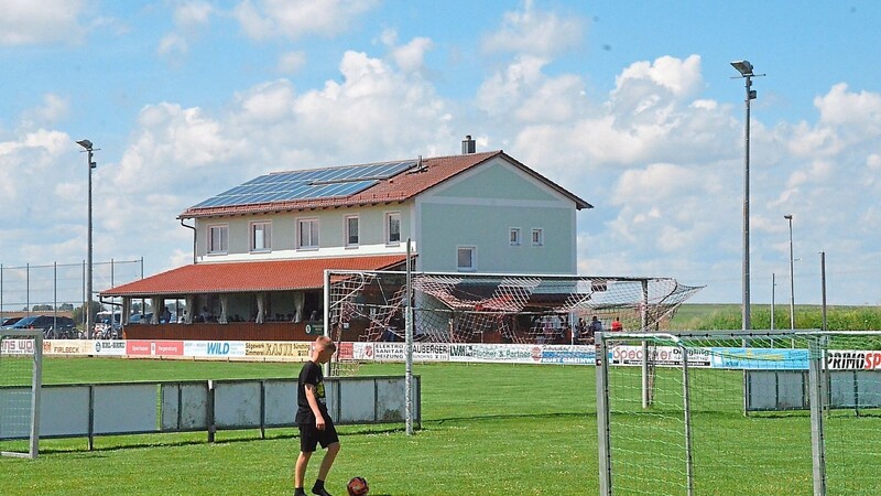 Der Fußballclub Mötzing möchte am Sportplatz die Flutlichtanlage erneuern und dabei eine LED-Beleuchtung installieren.