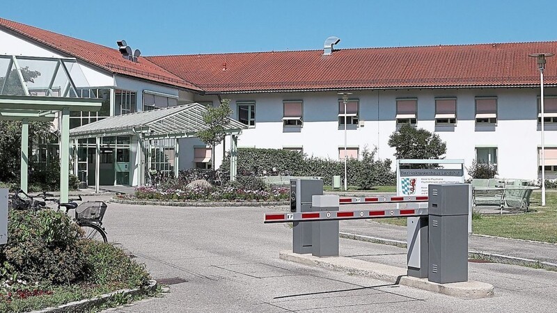 Das Bezirkskrankenhaus Landshut, einstiger Wirkungsort von Chefarzt Michael Philipp, ist als "Hammerbachklinik" immer wieder Schauplatz seiner Regionalkrimis, von denen jetzt der fünfte Band erschienen ist.