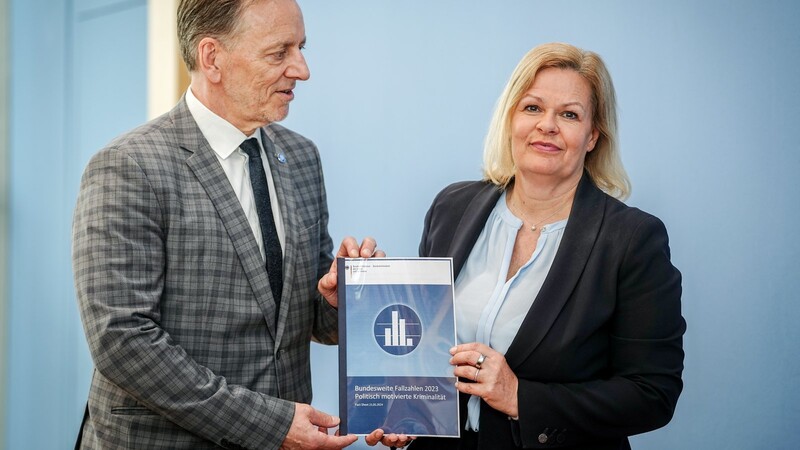 Holger Münch, der Präsident des Bundeskriminalamts, und Bundesinnenministerin Nancy Faeser stellen die neue Statistik vor.