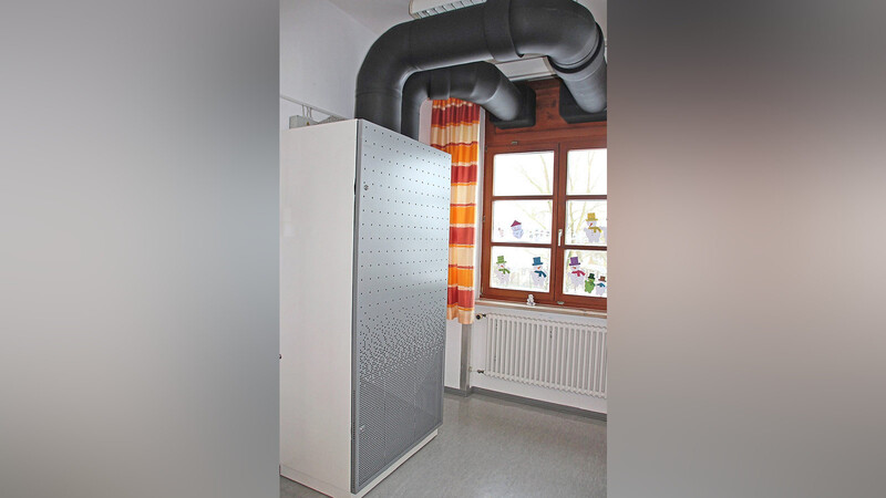 Wegen der Pandemie wurden in Schulen Luftfilter eingebaut (das Archiv-Beispielbild zeigt eine in einer Grundschule).
