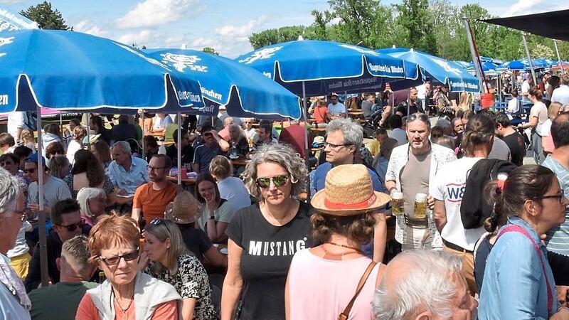 Bei herrlichem Biergartenwetter herrschten am Samstag auf dem Flugplatzfest des Fliegerclub Moosburg teilweise volksfestartige Zustände mit geschätzten vierstelligen Besucherzahlen.