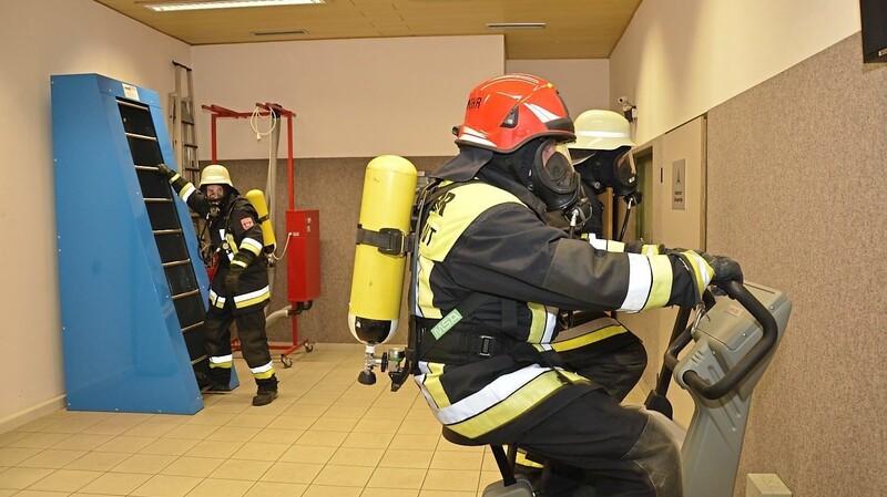 Bevor die Feuerwehrleute den Übungsparcours durchlaufen, bringen sie sich erst einmal auf die richtige "Betriebstemperatur".