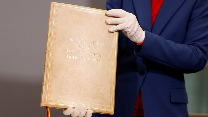 Die Originalausgabe des Grundgesetzes der Verfassung der Bundesrepublik Deutschland
