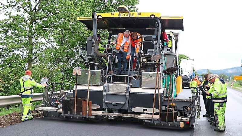 An diesem Donnerstag wird die Asphaltierung der Fahrbahn abgeschlossen, dann folgen noch Restarbeiten. In der ersten Juni-Woche soll die B 22 zwischen Grafenkirchen und Schönthal dann wieder für den Verkehr freigegeben werden.