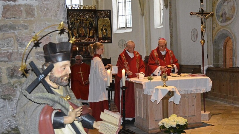 Würdiger Rahmen: In der romanischen St.-Jakob-Basilika zelebrierten Bischof Michael Mayer und BGR Konrad Dobmeier gemeinsam die hl. Messe.