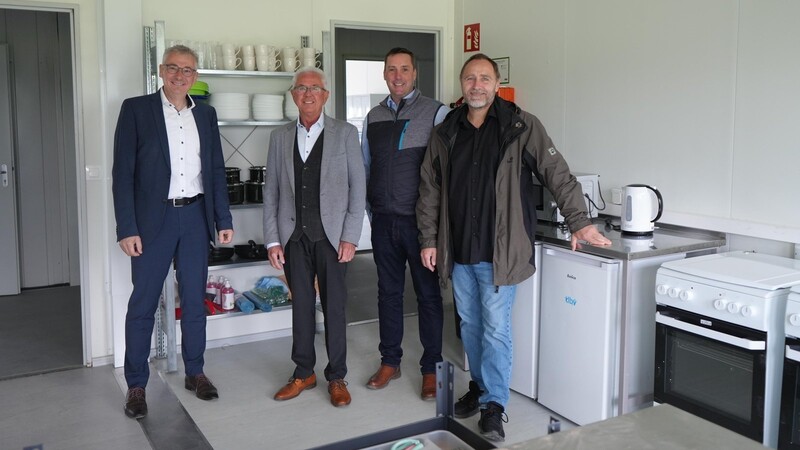 Landrat Werner Bumeder (v. l.) besichtigte mit Bürgermeister Johannes Birkner, Markus Weinberger sowie Dietmar Kramlich die neue Unterkunft in Niederviehbach.