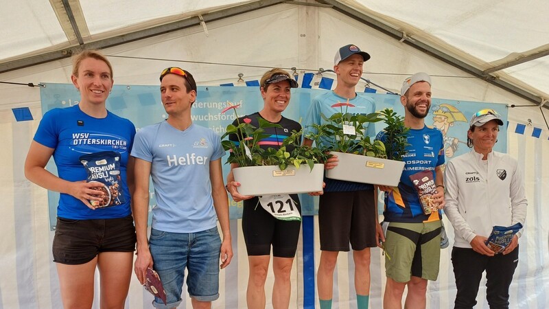 Die niederbayerischen Meister 2024, Barbara Drewlo (3.v.l.) und Luca Bauer (4.v.l.), mit den Zweitplatzierten Anna Maria Kipphardt (WSV Otterkirchen/l.) und Maxime Chiris (LV Deggendorf/2.v.l.) sowie den Dritten Silvie Kurz (FC Fürstenzell/r.) und Sebastian Gaßner (TSV Gaimersheim/2.v.r) in der Olympischen Triathlon-Distanz.