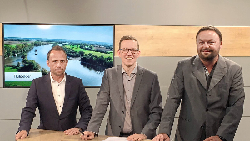 Flutpolder und Hochwasserschutz: Bayerns Umweltminister Thorsten Glauber (l.) stellte sich den Fragen von Manuel Krüger (Niederbayern TV) und Peter Kallus (r., Donau-Anzeiger).