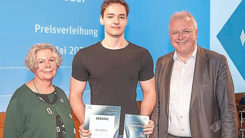 Maximilian Emberger (Q12) wurde von Markus Ferber, dem Vorsitzenden der Hanns-Seidel-Stiftung, für seinen Siegertext "Der Hass hat keine Grenzen, der Hass sieht keine Menschen" in München ausgezeichnet.
