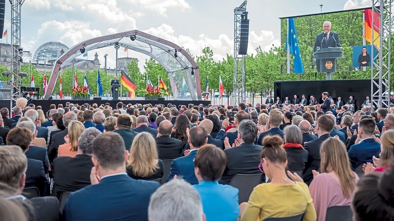 Hunderte Gäste hören den Worten des Bundespräsidenten zu. Frank-Walter Steinmeier appelliert an die Gesellschaft: Jeder sei aufgefordert, die Demokratie zu schützen.