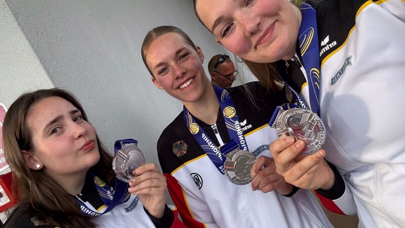 Die Silbermedaillen-Gewinnerinnen: (v.l.) Rony Gramowski, Josephine Schwenzfeier und Lea Blank.