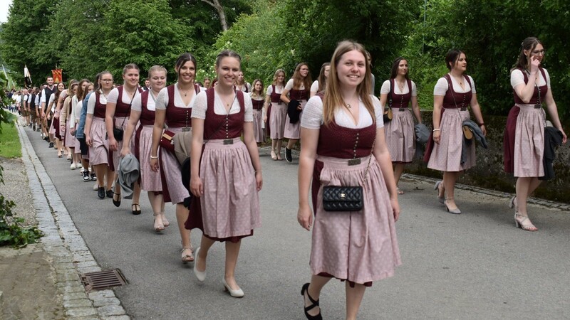 Fesch für den Festakt - die jungen Damen der Landjugend beim Auszug am Festsonntag.