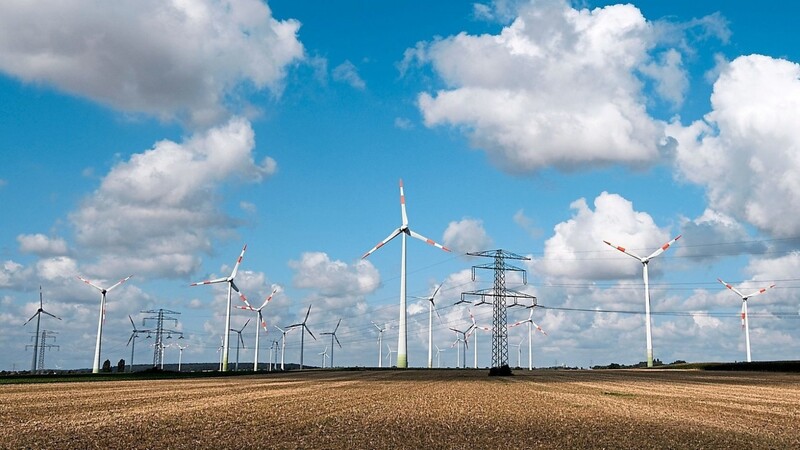 Wirtschafts- und Energieminister Hubert Aiwanger will Bürger in Gemeinden von einer Errichtung einer Windkraftanlage in geringerem Abstand überzeugen.
