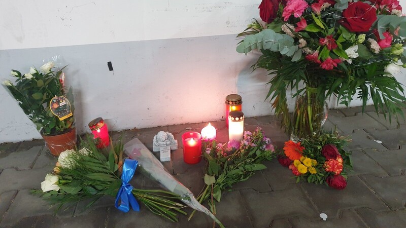 Blumen und Kerzen erinnern in einer Regensburger Tiefgarage an die 19-Jährige, die hier Anfang Mai tot im Kofferraum ihres Wagens gefunden wurde. Der gewaltsame Tod der jungen Frau hat in der Region für große Bestürzung und Anteilnahme gesorgt.