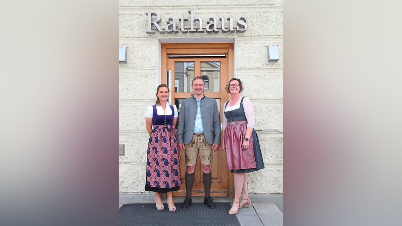 Andrea und Klaus Weichslgartner übernehmen das Festwirtsgeschäft beim Vilsbiburger Volksfest auch 2024. Andrea Soller (rechts) ist im Rathaus für die Volksfest-Organisation verantwortlich.