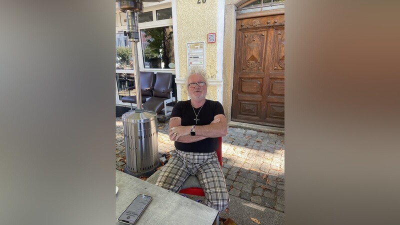 Der ehemalige Besitzer des NAP, Dieter Meier, vor seinem Restaurant "Die Tomate" in Bad Kötzting.
