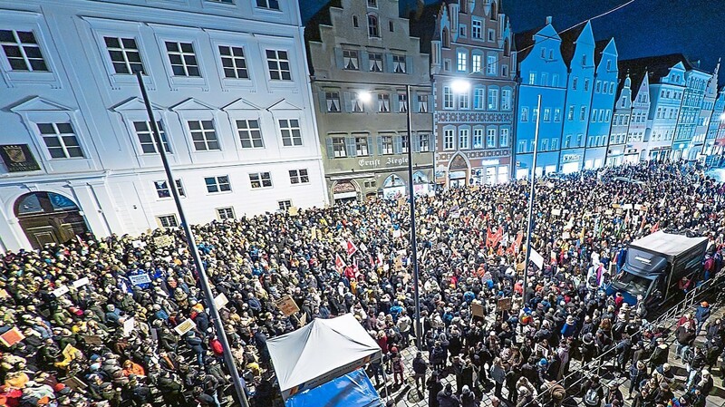Am 24. Januar versammelten sich etwa 7 000 Menschen vor dem Rathaus, um "Gemeinsam gegen Rechts" zu demonstrieren. Für die Kundgebung am 8. Juni rechnet Veranstalter Hartmut Goebel nicht mit so vielen Teilnehmern. Die CSU wird offiziell jedenfalls nicht mit dabei sein.