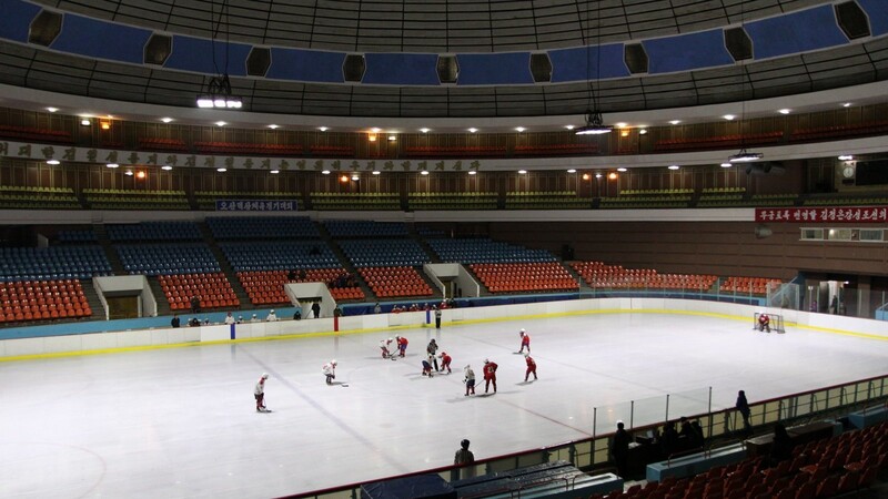 In der Eishalle in Pjöngjang war Scheupel bei einem Frauen-Ligaspiel einer der wenigen Zuschauer.
