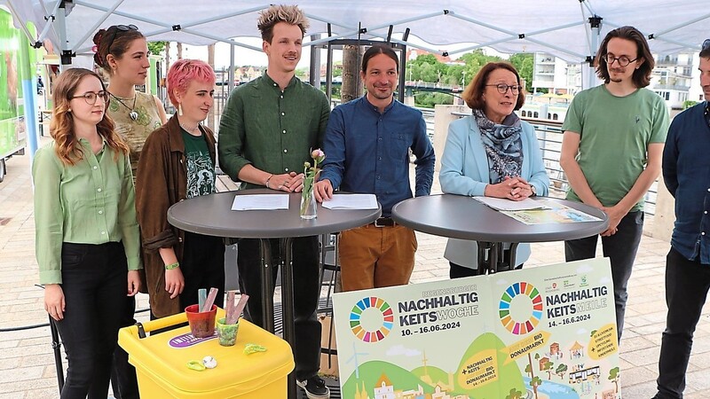 Sie stellten die Veranstaltungen der Nachhaltigkeitswoche vor (von rechts): Daniel Frost, Gertrud Maltz-Schwarzfischer (3. von rechts), Michael Grein (Mitte) und Lenz Franke vom Organisationsteam (4. von links).