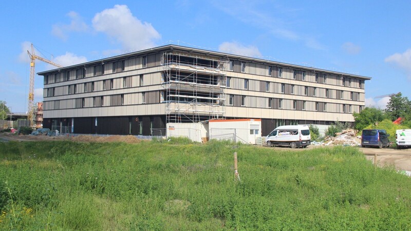 Von außen sieht der Neubau für das Jugendwohnhaus des Berufsschulverbands Straubing-Bogen schon ziemlich fertig aus.