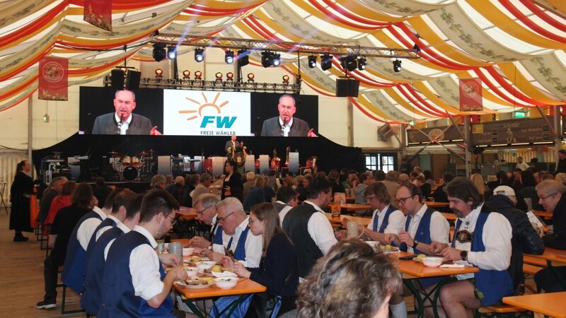 Bayerns Wirtschaftsminister und FW-Parteivorsitzender Hubert Aiwanger sprach am Sonntag beim politische Frühschoppen im Festzelt.