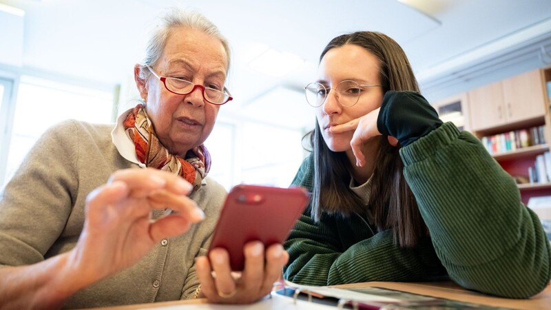 Ältere Menschen brauchen oft Hilfe im Umgang mit einem Smartphone. Senioren klagen auch immer wieder über Digitalzwang und damit verbundene Benachteiligungen.