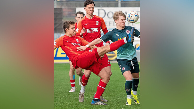 Christoph Laimer (vorne, in Rot) war in allen 36 Spielen im für Hankofen im Einsatz.